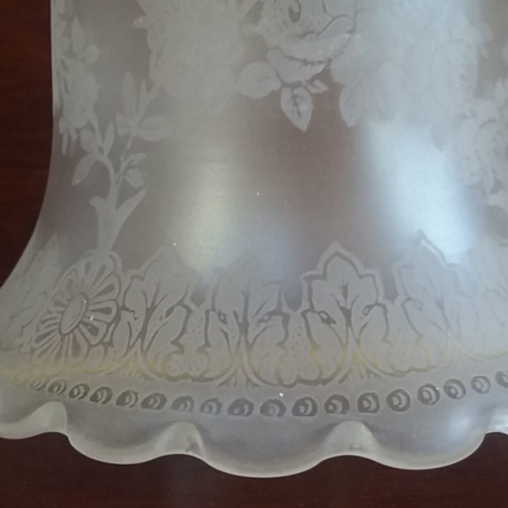 Pair of antique scalloped etched scones - Picture 4 of 6